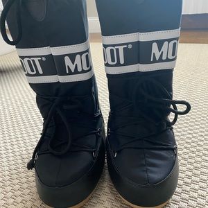 Black moon boots
